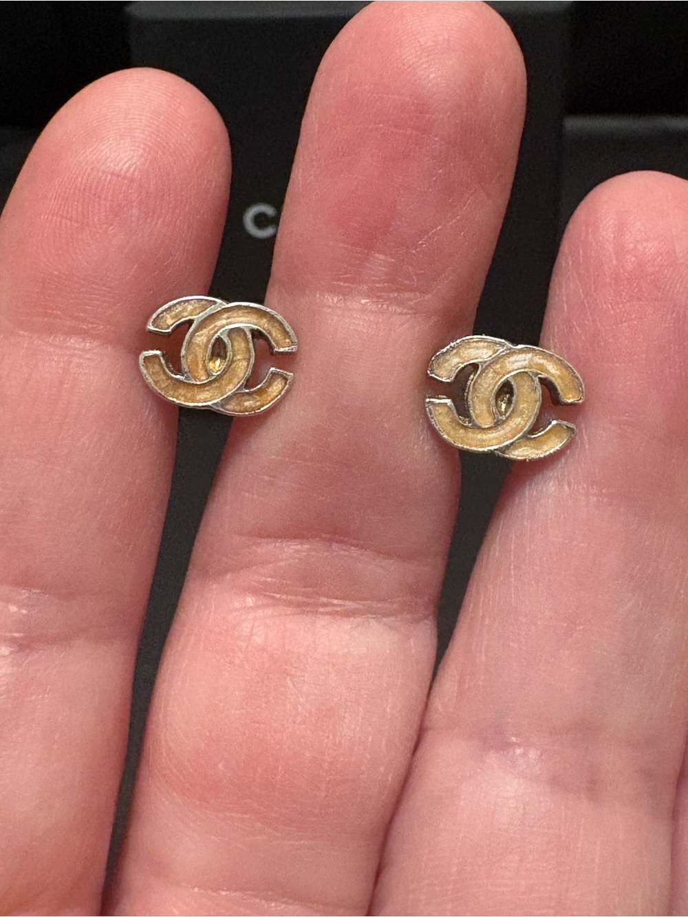 CHANEL enamel CC Stud Earrings pierced - Picture 4 of 7